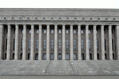 Kansanedustajien sopeutumiseläke muutettiin määräaikaiseksi sopeutumisrahaksi viime vuonna.
