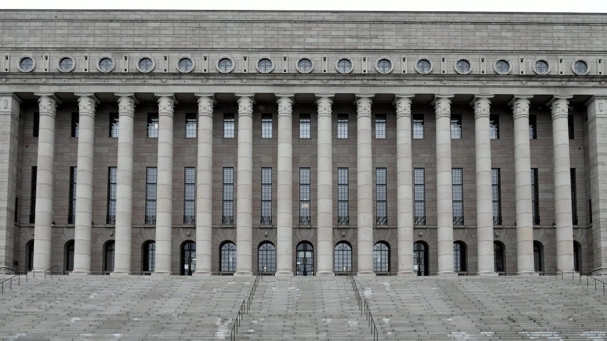 Kansanedustajien sopeutumiseläke muutettiin määräaikaiseksi sopeutumisrahaksi viime vuonna.