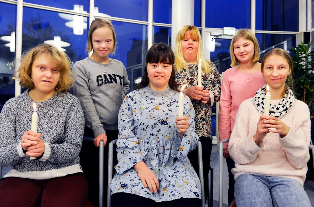 Wivi Huuhka (edessä vasemmalla), Julia Mattila, Eveliina Valjus, Edith Ojala (takana vasemmalla), Heleija Saarimaa ja Elisa Kotisaari ovat Kokkolan Special Lucia -ehdokkaita. Äänestyksen voittaja julkistetaan huomenna.