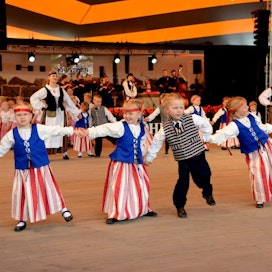 Kaustisen Nuorisoseuran tanssijoita esiintymässä Kaustisen kansanmusiikkijuhlilla kesällä 2017