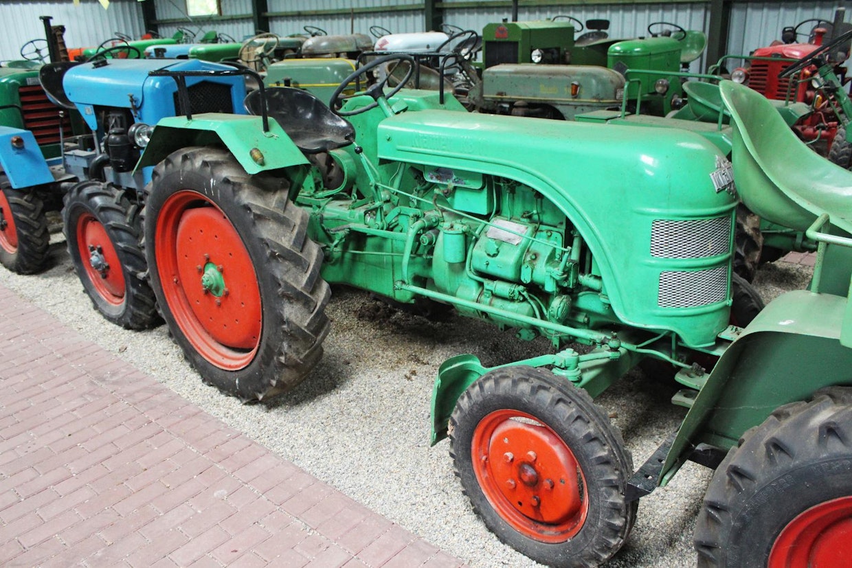 Kramer kuului keskikokoisiin saksalaistehtaisiin. Vuonna 1950, jolloin kaikki valmistajat kärsivät vielä materiaalipulasta, sitä tehtiin 1 800 kappaletta, johdossa oli Deutz 6257 traktorilla. Tämä 17-hevosvoimainen ja 2-sylinterinen Kramer KB17 on vuodelta 1956. Moottori on Güldner, mutta 6-nopeuksinen kertojavaihteisto omaa tuotantoa. Hankkijalla oli vakaa aikomus ryhtyä Kramerin maahantuojaksi, malli K33 oli jo hinnoiteltu ja sitä esiteltiin taulukoissa, mutta hanke kaatui lisenssiviranomaisiin. (Sonsbeck)
