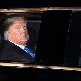 Edustajainhuoneen demokraattipuhemies sanoi presidentti Donald Trumpin saavan virkarikossyytteen. Lehtikuva/AFP