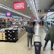 Lidl ei vielä ole lähtenyt mukaan ruuan verkkokauppaan, vaan seuraa kehitystä.