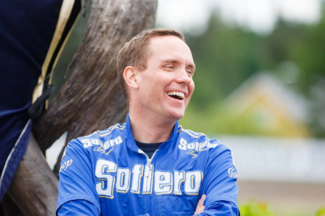 Ehtiihän sitä! Björn Goop, 44, on kiireinen raviartisti. Hän ajaa kahdessa maassa kilpaa lauantaina.