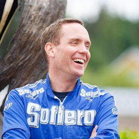 Ehtiihän sitä! Björn Goop, 44, on kiireinen raviartisti. Hän ajaa kahdessa maassa kilpaa lauantaina.
