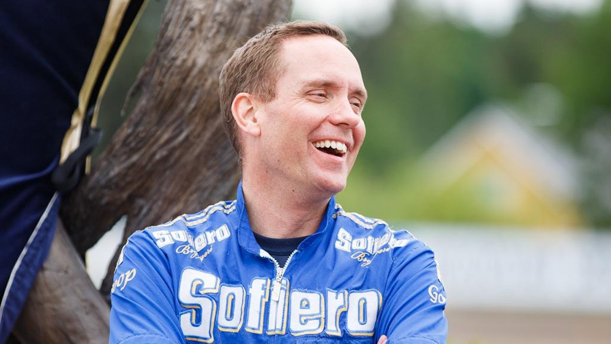 Ehtiihän sitä! Björn Goop, 44, on kiireinen raviartisti. Hän ajaa kahdessa maassa kilpaa lauantaina.