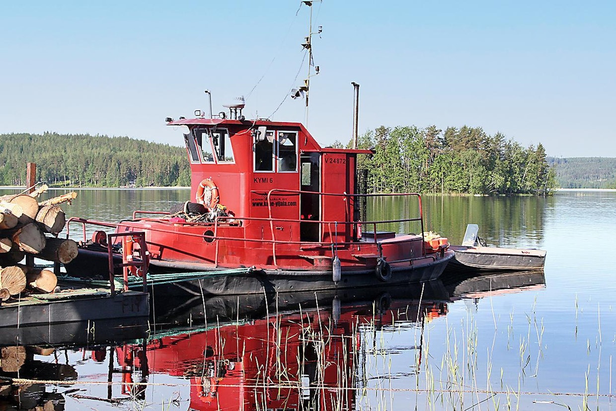 Väkivahva Kymi 6 siirtää metsätyö- ja materiaalinkäsittelykoneilla tai puilla lastattua lauttaa puskemalla. Rauma Repolalle vuonna 1963 valmistetulla hinaajalla työskentelee kahdessa vuorossa kaksi henkilöä kerrallaan. Aluksessa täytyy olla nimetty kippari, jolla on Trafin myöntämä pätevyys hoitaa tehtävää.