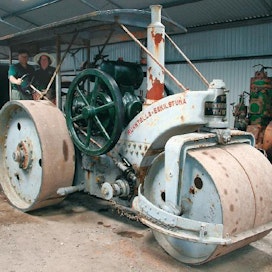 12-tonninen Munktell-maantiejyrä 1910-luvulta. 1-sylinterinen, 2-tahtinen raakaöljymoottori, teholtaan 34 hv. Jyriä tarvittiin etenkin mukulakivikatujen tasoitukseen. Grenaa, Tanska
