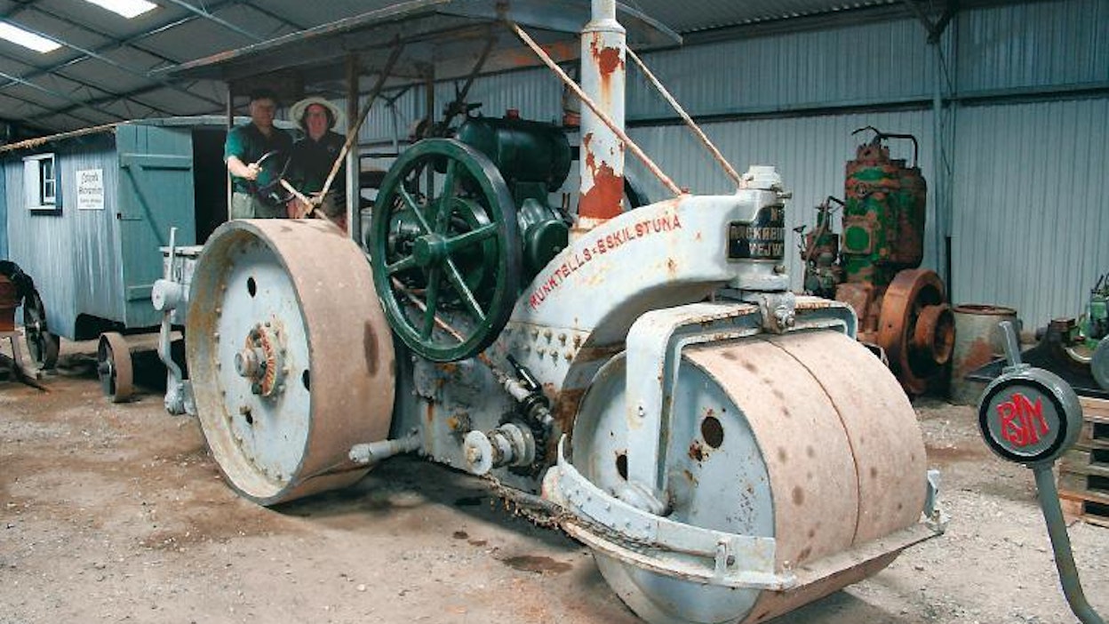 12-tonninen Munktell-maantiejyrä 1910-luvulta. 1-sylinterinen, 2-tahtinen raakaöljymoottori, teholtaan 34 hv. Jyriä tarvittiin etenkin mukulakivikatujen tasoitukseen. Grenaa, Tanska