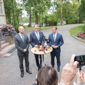 Hallituksen johtokolmikko kokoontui tapaamaan mediaa budjettiriihen alussa. Sampo Terho, Juha Sipilä ja Petteri Orpo eivät kertoneet uutta maatalouden tukipaketista.