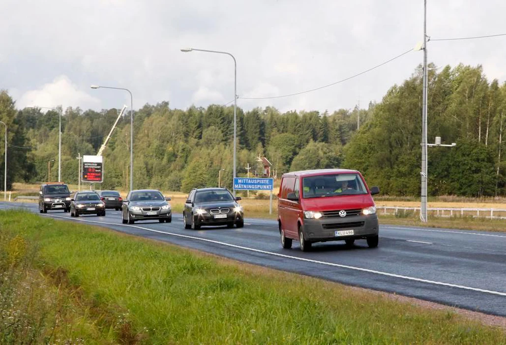 Yksityisautoilun ja raskaan liikenteen asioita ajavaan mielenilmaukseen saapui lauantaina ihmisiä ympäri Suomea. Kuvan autot eivät liity torviprotestiin.