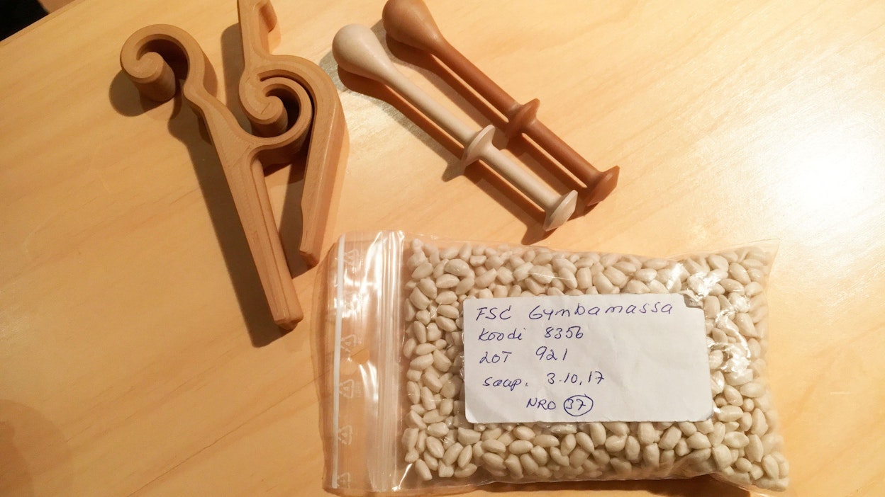 Aqvacompin tehtaalta lähtevä biokomposiitti näyttää ryyniltä. Materiaalista valmistetut tuotteet ovat lujia: esimerkiksi pitsinnypläyksessä käytettävät nypylät eivät lujallakaan väännöllä taivu.