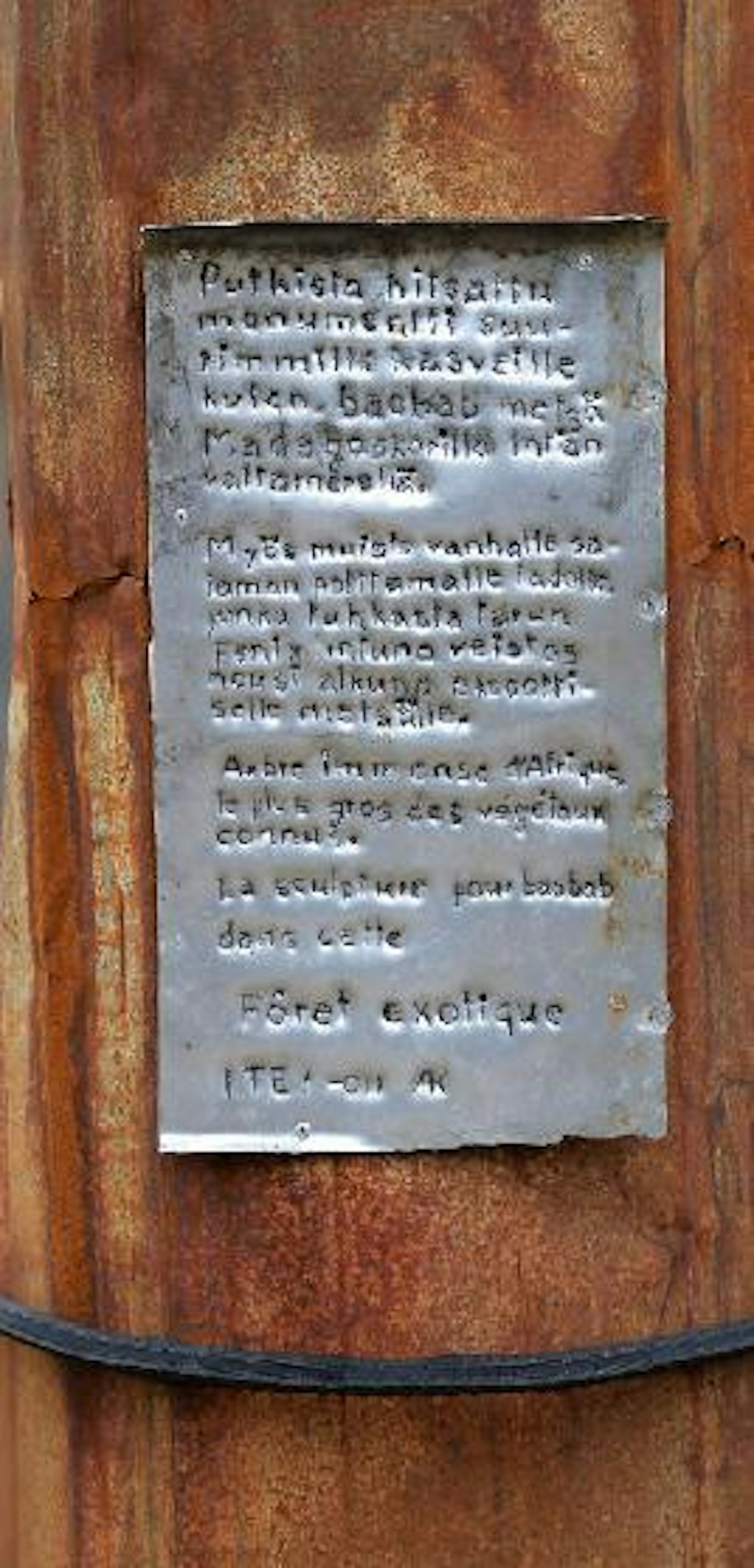 Pihalla oleva monumentti on rakennettu salaman polttaman ladon kattopellistä.