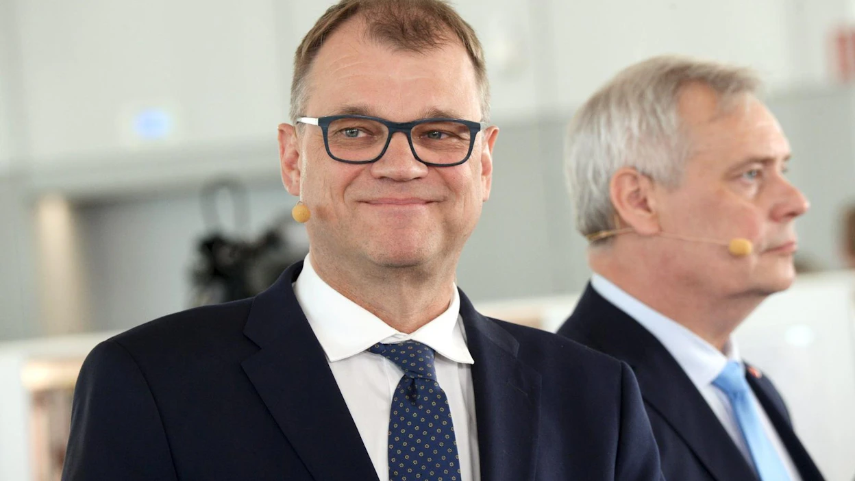 Kirjan mukaan Sipilän suunnitelmista kerrottiin Rinteelle, koska keskustalaiset halusivat jatkaa hallituksessa vaalien jälkeenkin.
