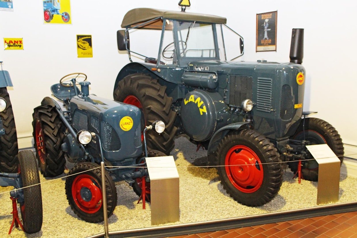 Lanzin viimeiseen Bulldog-mallistoon kuului kymmenisen traktoria – pienikokoisin oli metrin levyinen D2402-viinintarhatraktori, järein 60-hevosvoimainen D6007. Lanz Bulldogin käynnistyksessä ei tarvinnut enää tuhrata puhalluslamppujen kanssa ja sen sai tulille suoraan avaimesta, mutta 1950-luvun lopulla aika oli ajanut ohi 1-sylinterisistä 2-tahtitraktoreista. Viimeiset Lanzit ennen merkin vaihtumista John Deere-Lanziksi vuonna 1960 olivat hyvin hankalia myytäviä, mutta nyt käytetylle Bulldogille löytyy ostaja hyvinkin nopeasti. (Paderborn)