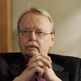 Arkkipiispa Kari Mäkinen sanoo, että turvaa etsiviä ei voi käännyttää kirkon ovelta. LEHTIKUVA / Markku Ulander