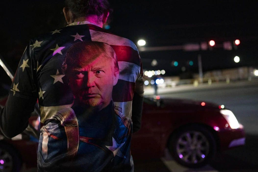 Trumpin kannattajia on ollut kokoontuneena Walter Reed -sotilassairaalan eteen siitä lähtien, kun presidentti kirjautui sairaalahoitoon perjantaina. LEHTIKUVA / AFP
