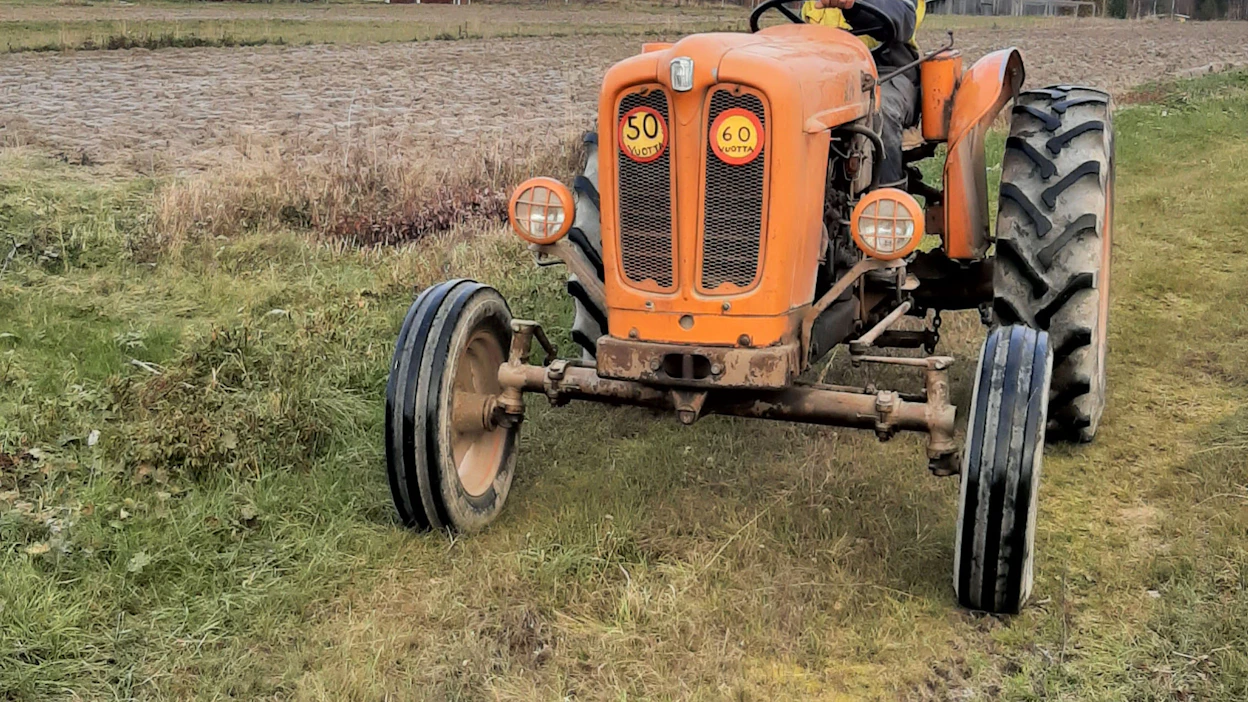 Antti Kivitalon Fiatilla hoidetaan edelleen perunan istutus ja heinäpaalien ajo kesäisin.