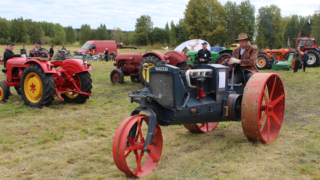 Kesän varsinaisten masinistitapahtumien vanhin toimiva traktori oli vuosimallin 1919 Wallis Cub Junior, joka hyvinkin 90 vuoden hiljaiselon jälkeen saatiin pyörimään omin voimin. Wallis oli ensimmäinen traktori, jossa oli itsekantava runko ja öljykylpyinen vähennyspyörästö. 1920-luvun lopulla traktorituotanto myytiin Massey-Harrikselle. Rautalampi