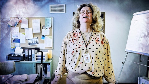 Työvoimatoimiston palveluesimiehellä Anneli Tiaisella (Elina Knihtilä) alkaa pää pehmetä tulostavoitteiden, vaativien asiakkaiden ja oikukkaiden työntekijöiden kanssa.