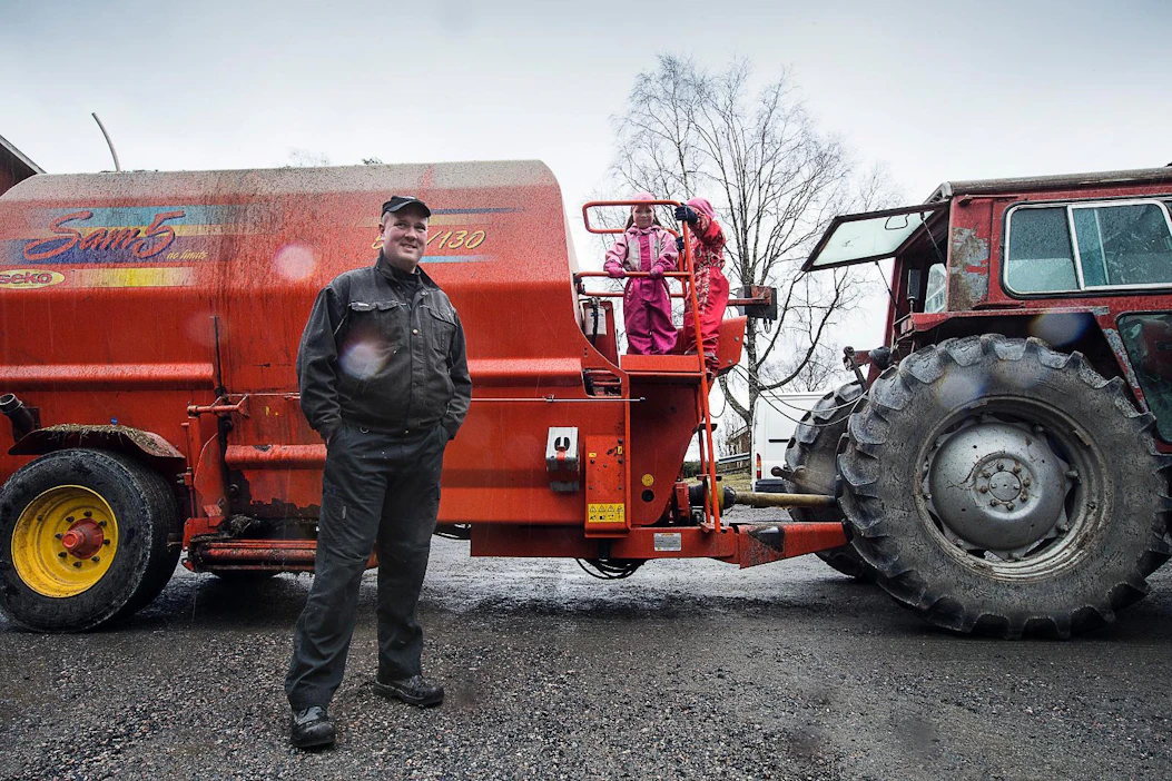 Kokoviljasäilörehua pystytään nyt hyödyntämään tehokkaasti, kun tilalle ostettiin viime syksynä käytetty apevaunu, Juha-Pekka Turta kertoo. Mukana Kaisa ja Elisa.