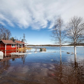 Äkäsjoki tulvi Kolarissa vuoden 2020 helmikuussa.