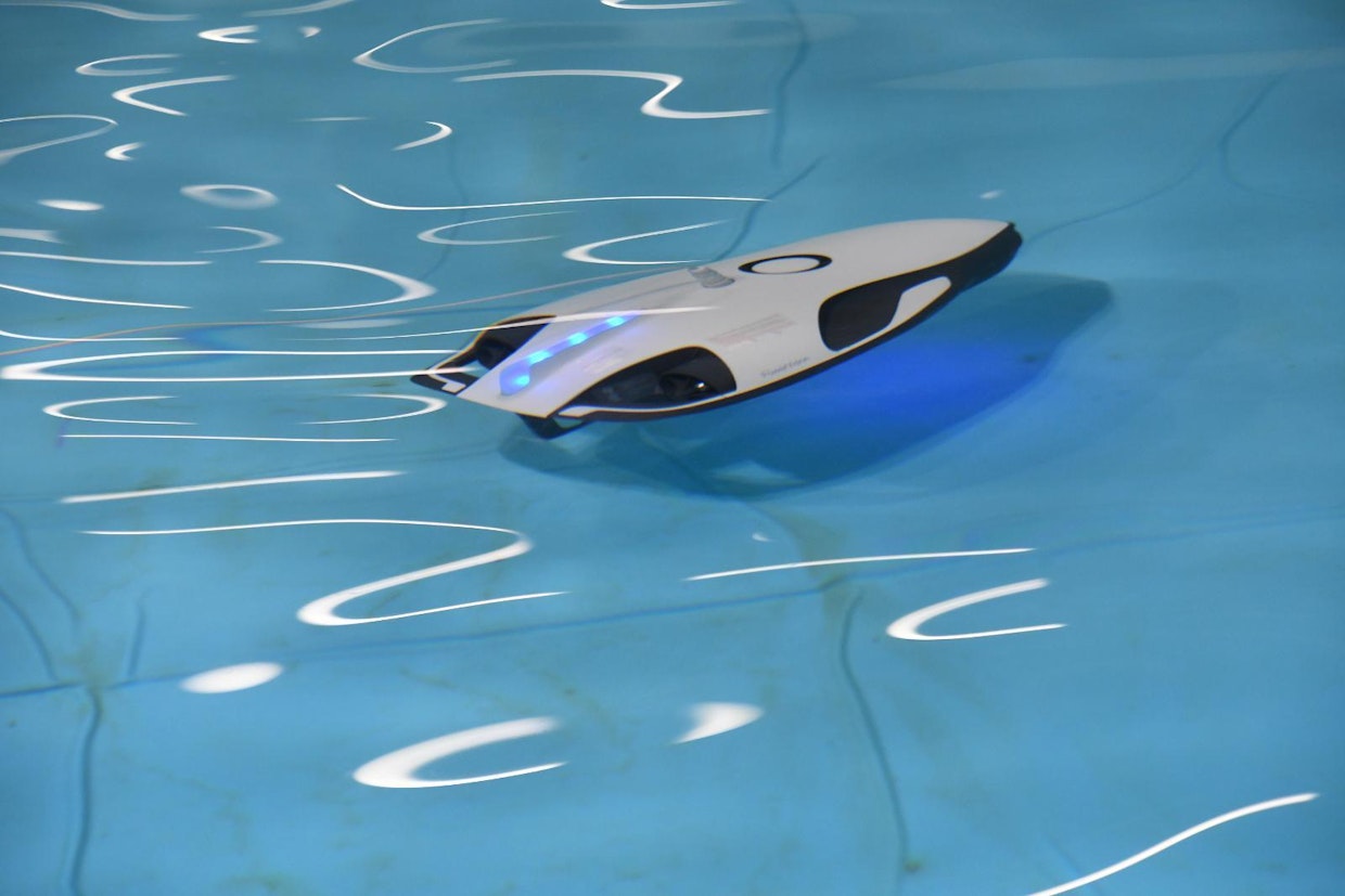 Uutuutena näyttelyssä esiteltiin PowerRay vedenalaiseen kuvaukseen sopiva ”drone”. Laitteessa on 4K UHD -videota tuottava kamera, jolla voi ottaa myös stillkuvia, valaisusta pitää huolen kaksi tehokasta led-valoa. Kameran lisäksi droneen saa lisävarusteena kaikuluotaimen. PowerRaytä ohjataan kaapelin välityksellä kauko-ohjaimella, kaapelin maksimi pituus on 70 m. Sukelluksesta kuva välittyy kauko-ohjaimeen kiinnitettyyn iPhone- tai Android-puhelimeen. Hintaa peruslaitteistolla on 1 500 euroa.