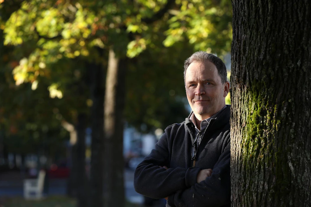 Puhe on hyvä asia, Ilpo Lehtinen korostaa. "Puhuminen on paras lääke lähestulkoon kaikkiin ongelmiin. Se ei riitä, mutta sillä pääsee hyvin liikkeelle."