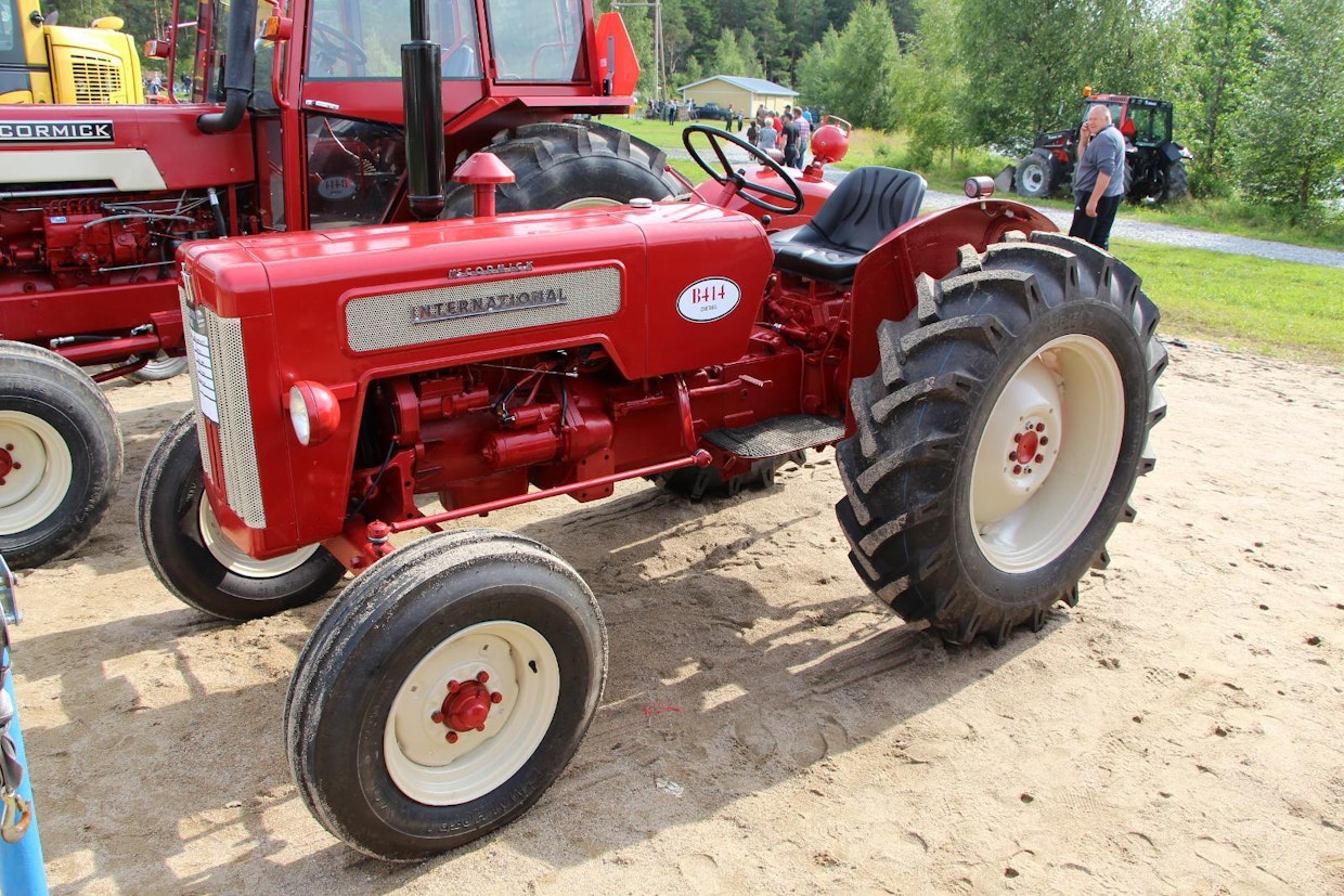 McCormick B414:ssä ei ollut pienempään B275:een verrattuna juuri muuta eroa kuin isompi poraus ja 8 hv:aa suurempi teho, mutta pelleiltään ne olivat kokonaan erinäköisiä. Vuonna 1962 markkinoille tulleessa B414:ssä oli 2,5-litrainen 43 hv:n etukammiodiesel, vaihteistossa on välityksiä 8+2. Vuonna 1966 traktori on maksanut 9 350 mk, eli suunnilleen saman kuin sen kilpailijat MF135 ja Ford 3000. (Nurmes)
