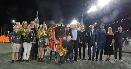 Readly Express tässä seppelöitynä Jubileumspokalenin jälkeen. Sunnuntaina ori yrittää valloittaa Euroopan isoimman ravikilpailun Prix d'Ameriquen Pariisissa.