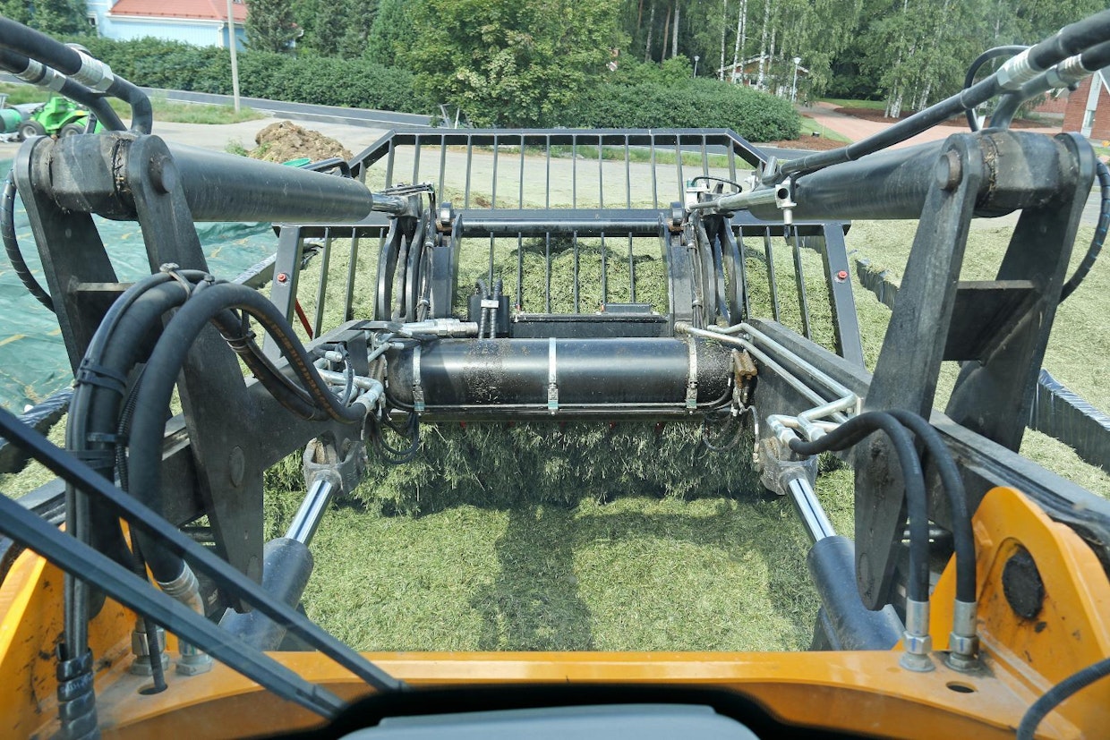 JCB:n suoran aisasto tarjoaa mainion näkyvyyden työlaitteelle, sillä Z-linkut eivät ole peittämässä näköalaa. Ratkaisu tosin pienentää murtovoimaa, mutta maatilakäytössä tällä ei ole merkitystä.