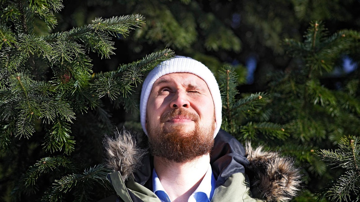 Touko Aalto koki teini-ikäisenä vetoa kommunismiin mutta etääntyi sittemmin aatesuunnasta. Jyväskylään muutettuaan hän löysi poliittisen kotinsa vihreistä yliopistopolitiikan kautta.