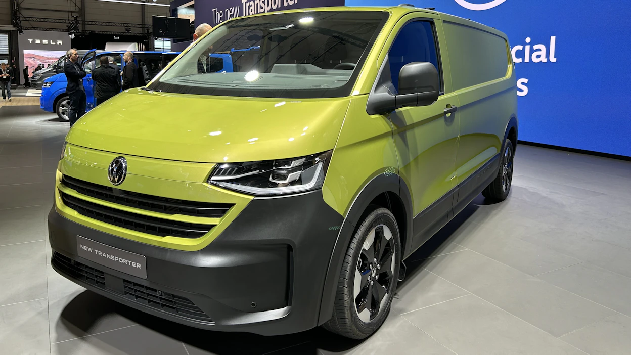 Vaikka uusi Transporter T7 on niin koriltaan kuin tekniikaltaan pääosin Fordin tuotantoa, on auto ilmeeltään vahvasti Volkswageniksi tunnistettava. Myös 4MOTIOn nelivedon ja automaattivaihteiston yhdistelmä pysyy edelleen valikoimissa.