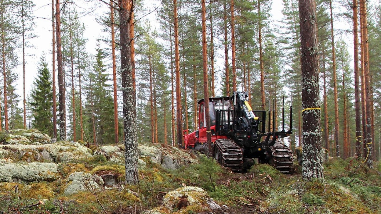 Kuormatraktori kulkee päivän aikana kilometreittäin kivikossa ja kannokossa. Kantojen ja kivien ylityksissä kuljettajaan kohdistuvat iskut ovat ajoittain rajuja. Komatsu Comfort Ride -ohjaamojousitus on yksi keino ”niistää niiden iskukyky”.
