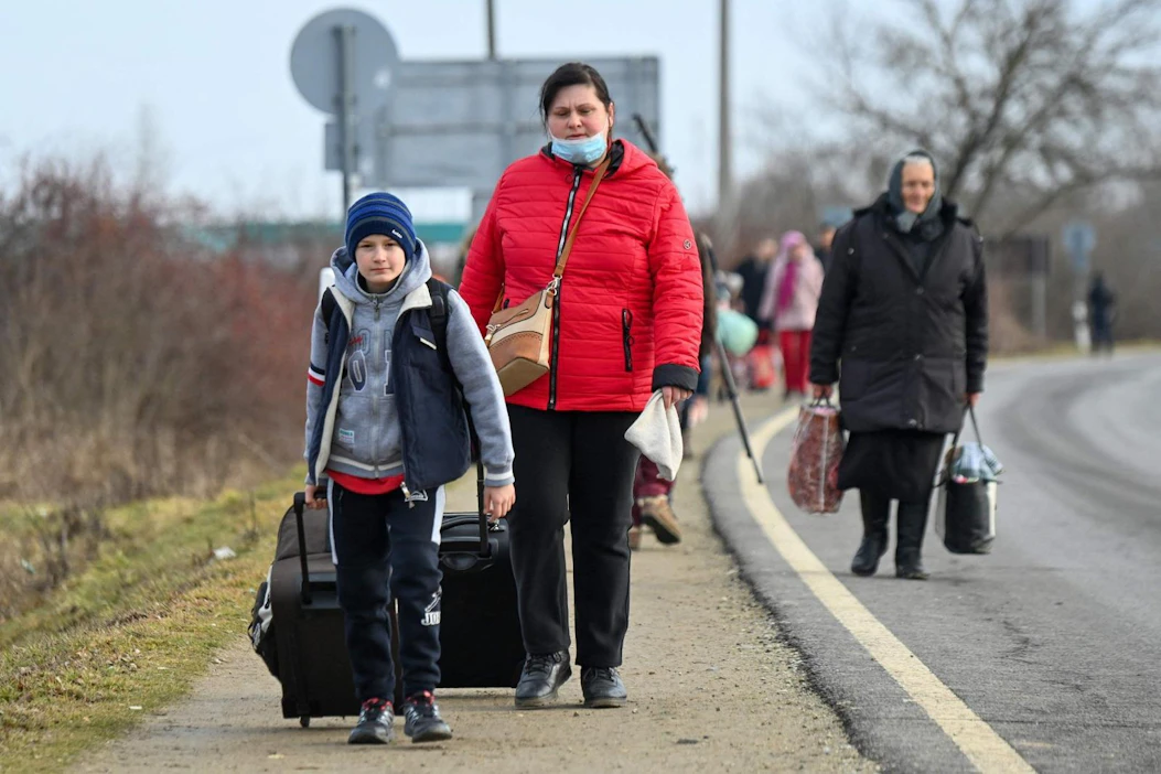 Maahanmuuttovirastolle (Migri) on epäselvää, kuinka paljon ukrainalaisia pakolaisia saattaisi olla Suomeen tulossa. Kuvassa Ukrainasta Unkariin paenneita ihmisiä.