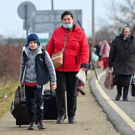 Maahanmuuttovirastolle (Migri) on epäselvää, kuinka paljon ukrainalaisia pakolaisia saattaisi olla Suomeen tulossa. Kuvassa Ukrainasta Unkariin paenneita ihmisiä.