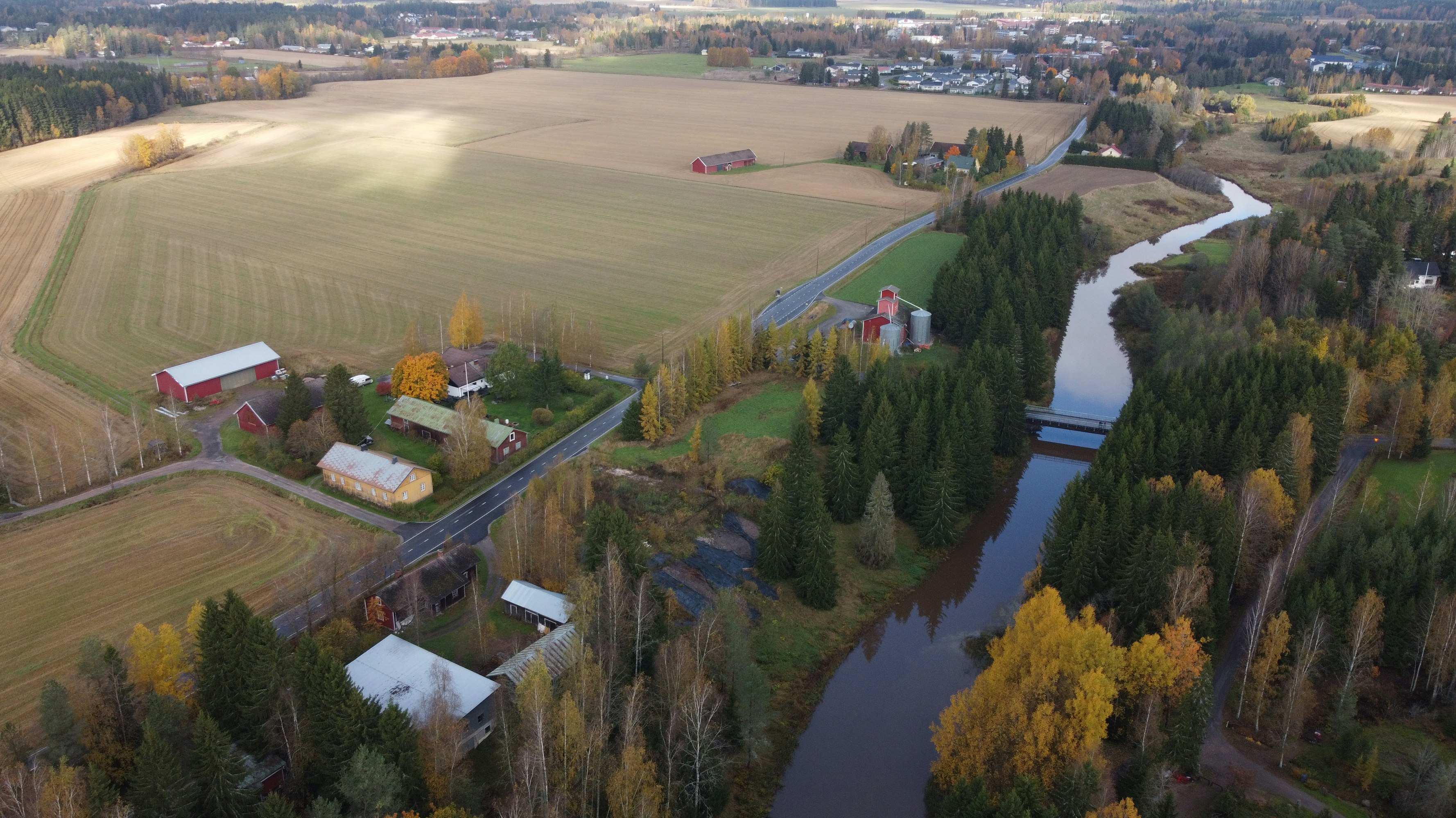 Nykyaikaisella droonikameralla on helppo kuvata kotitilaa eri kulmista.