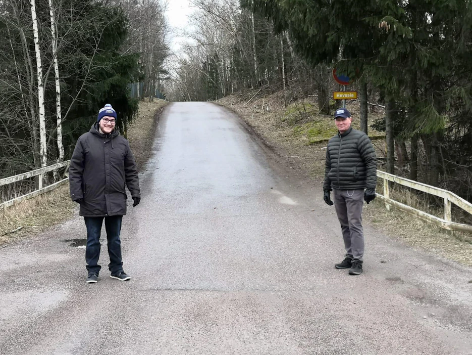 Uskoisitko, että tässä treenataan hevosia alle kuukauden päästä? Vermossa päästään ajamaan mäkeen huhti-toukokuun vaihteessa, kun urakka valmistuu. Asfaltti kuoritaan, ja hiittisuoran pinnasta tehdään pehmeä. Rataremontissa menee noin kaksi viikkoa pitempään, mutta sitäkin aikaistettiin koronatilanteen takia.