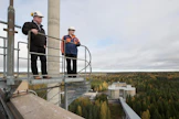 Hankintapäällikkö Juha Ollila ja käyttöpäällikkö Teija Mäyrä kuvattiin voimalaitoksen katolla. Sieltä on näkymä metsäalueelle, johon on suunniteltu etanolitehdasta ja biokaasulaitosta.