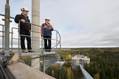 Hankintapäällikkö Juha Ollila ja käyttöpäällikkö Teija Mäyrä kuvattiin voimalaitoksen katolla. Sieltä on näkymä metsäalueelle, johon on suunniteltu etanolitehdasta ja biokaasulaitosta.