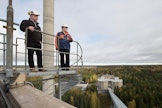 Hankintapäällikkö Juha Ollila ja käyttöpäällikkö Teija Mäyrä kuvattiin voimalaitoksen katolla. Sieltä on näkymä metsäalueelle, johon on suunniteltu etanolitehdasta ja biokaasulaitosta.