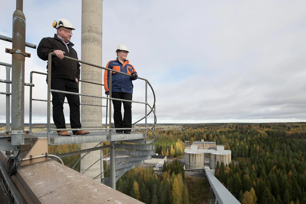 Hankintapäällikkö Juha Ollila ja käyttöpäällikkö Teija Mäyrä kuvattiin voimalaitoksen katolla. Sieltä on näkymä metsäalueelle, johon on suunniteltu etanolitehdasta ja biokaasulaitosta.
