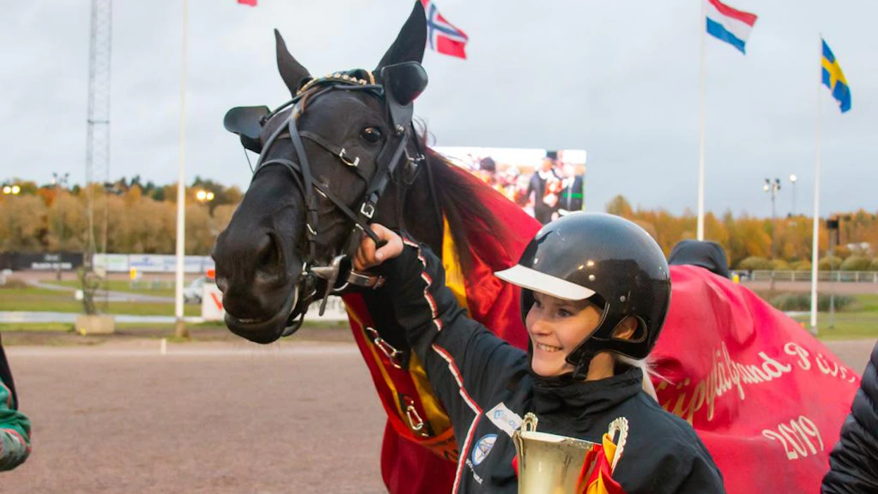 Johanna Kyläkoski talutti Lexus Dreamin juhlittavaksi viime vuoden Käpylä Grand Prix'n voiton jälkeen. Tänä vuonna vuorossa voisi olla Finlandia-ajo.