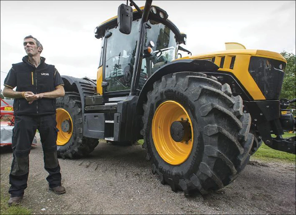 Brittiläinen JCB:n maatalouskoneiden myyntipäällikkö Sam Taylor esitteli uutta 4000-sarjaa torstaina Suomessa. JCBodottaa kysynnän kasvavan Suomessa. Kari Salonen