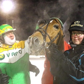 Upea Jetsu sai ihailevia katseita hoitajaltaan Tiina Mikkolalta ja valmentajaltaan Teemu Okkolinilta.