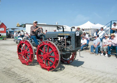 Neliveto Massey-Harrris oli koneparaatin komeimpia pelejä.   (Antique Farm Show)