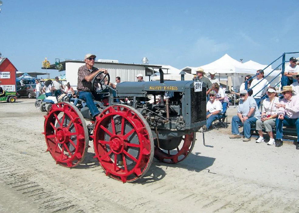 Neliveto Massey-Harrris oli koneparaatin komeimpia pelejä. (Antique Farm Show)