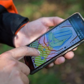 Kartoitettavaa metsäkohdetta voi tutkia maastossa myös erilaisten kännykkäsovellusten avulla.