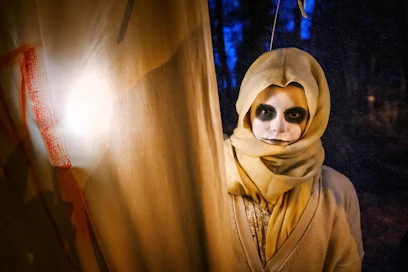 Halloweeniin kuuluu pelottavaan asuun pukeutuminen. Silmiään ei kuitenkaan kannata vioittaa pysyvästi.