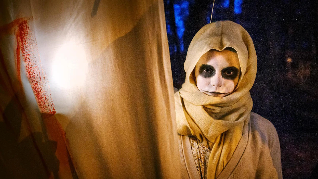 Halloweeniin kuuluu pelottavaan asuun pukeutuminen. Silmiään ei kuitenkaan kannata vioittaa pysyvästi.